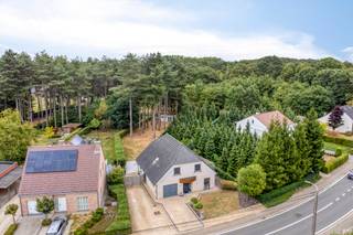 [[ DIT PAND NEEMT DEEL AAN DE ERA OPEN HUIZEN DAG OP 6/12 VAN 13:00 TOT 14:00 ]]
<p><span>Deze charmante woning, gelegen in een groene omgeving in Keerbergen, combineert comfort, functionaliteit en sfeer.</span></p><p><br /></p><p><span>Bij het binnenkomen word je verwelkomd door een ruime, lichtrijke leefruimte die je meteen in een warme en huiselijke sfeer brengt. De volledig ingerichte keuken beschikt over een aanpalende berging, ideaal voor extra opbergruimte en een praktische organisatie. </span></p><p><span>De woning beschikt over vier slaapkamers, waarvan de masterbedroom met aanpalende badkamer. Daarnaast is er nog een tweede badkamer, perfect voor het gezin of gasten. De zolderverdieping biedt extra opbergmogelijkheden terwijl de garage weer de mogelijkheid geeft om de wagen binnen te plaatsen. </span></p><p><br /></p><p>De woning is gelegen op een ruim perceel van 10 are. In de tuin kan je bij goed weer heerlijk genieten van de buitenlucht. Op het ruime terras kan je gezellig tafelen met vrienden en familie. </p><p><br /></p><p><u>Troeven:</u></p><p><span>- Ruim perceel</span></p><p><span>- 4 slaapkamers en 2 badkamers</span></p><p><span>- Praktische indeling</span></p><p><span>- 41 zonnepanelen aanwezig</span></p>