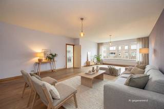 <p><span>Een verrassend ruim en instapklaar appartement van ca. 105 m², gelegen in een rustige, doodlopende straat in Borsbeek, vlak bij Fort 2 en belangrijke invalswegen. Hier woon je comfortabel, licht en praktisch, met twee terrassen én een ondergrondse autostaanplaats, ideaal voor wie ruimte en rust wil combineren met een vlotte bereikbaarheid.</span></p><p><span> </span></p><p><span>Ruimte & licht als absolute blikvangers</span><span><br />Via de ruime inkomhal kom je in de aangename leefruimte van maar liefst ca. 42 m². Grote ramen zorgen voor een mooie lichtinval, terwijl de parketvloer en neutrale afwerking een warme basis vormen. Er is meer dan voldoende plaats voor een royale zithoek en eetruimte.</span></p><p><span> </span></p><p><span>Koken met zicht op buiten<br /></span><span>De keuken is praktisch ingericht en volledig uitgerust met onder meer inductiekookplaat, combi-oven en voldoende kastruimte. Dankzij de rechtstreekse toegang tot het terras is dit een fijne plek voor een ontbijt of koffiemoment in de buitenlucht.</span></p><p><span> </span></p><p><span>Twee slaapkamers, twee terrassen<br /></span><span>Het appartement beschikt over twee ruime slaapkamers (ca. 14 m² en ca. 16 m²), die allebei toegang geven tot het tweede terras. De kamers zijn rustig gelegen en bieden voldoende plaats voor kasten en bureauruimte. Rolluiken zorgen hier voor extra comfort en privacy.</span></p><p><span> </span></p><p><span>Praktisch comfort, elke dag opnieuw<br /></span><span>De badkamer is uitgerust met een ligbad en dubbele wastafel. Daarnaast is er een aparte berging met aansluiting voor wasmachine en de privatieve verwarmingsketel. Het toilet is afzonderlijk voorzien.</span></p><p><span> </span></p><p><span>Parkeren zonder zorgen<br /></span><span>Bij het appartement hoort een ondergrondse autostaanplaats, verplicht aan te kopen voor een prijs van € 30.000 , met mogelijkheid tot aansluiting van een laadpaal op de bestaande infrastructuur. Het gebouw is verzorgd en geniet van lage gemeenschappelijke kosten.</span></p><p><span> </span></p><p><span>Rustig wonen, vlot verbonden<br /></span><span>Je woont hier in een rustige woonwijk in Borsbeek, met Fort 2 op wandelafstand en een bushalte om de hoek. Dankzij de nabijheid van invalswegen ben je snel onderweg richting Antwerpen of andere steden, terwijl je thuis geniet van stilte en groen.</span></p><p><span> </span></p>
