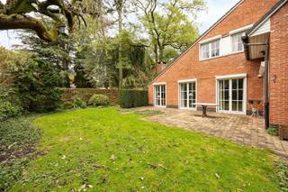 Maison de campagne très solide dans le quartier verdoyant de Hertebos * Rez-de-chaussée : hall d'entrée spacieux et toilettes invités,  séjour sur...