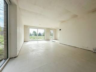 Op een rustige maar centrale ligging in Kampenhout bouwt Hectaar energiezuinige nieuwbouwwoningen die volledig gericht zijn op kwaliteit en comfort. Deze woningen onderscheiden zich door hun lichtrijke ruimtes, praktische indeling en duurzaamheid. Bovendien geniet u van een vlotte bereikbaarheid dankzij de nabijheid van invalswegen, winkels, scholen en openbaar vervoer.<br /><br />Lot 01 is de laatste beschikbare woning binnen dit project en zal afgewerkt worden inclusief laminaat op slaapkamers, schilderwerken, verlichting en tuinaanleg. De woning zal dus onmiddellijk bewoonbaar zijn!<br /><br /><strong>Indeling Lot 01;</strong>
<ul>
<li>Inkomhal met gastentoilet</li>
<li>Lichtrijke leefruimte met open keuken (47m²)</li>
<li>3 ruime slaapkamers (12,72m² - 12,48m² - 10,46m²)</li>
<li>Badkamer met ligbad, douche en dubbele lavabo</li>
<li>Nachthal met afzonderlijk toilet</li>
<li>Zolderruimte (30m²)</li>
</ul>
<strong>Troeven van de woning</strong>
<ul>
<li>Energiezuinig wonen, verwarming met warmtepomp;</li>
<li>Lichtrijke ruimtes;</li>
<li>Vloerverwarming op het gelijkvloers;</li>
<li>Zonnepanelen;</li>
<li>Regenwaterput van 7.500 liter aangesloten op toiletten/wasmachine/buitenkraan.</li>
</ul>
Bent u op zoek naar een energiezuinige nieuwbouwwoning?<br />Aarzel dan niet om contact met ons op te nemen voor meer informatie! Voor meer details over deze unieke woningen, ga naar www.hectaar.be