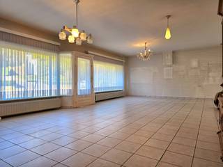 PRIJS VERLAAGD! Voor een bezichtiging bel Kim 0473 72 33 62 Zeer ruime woning met vooraan een winkelruimte van 50 m² of een tweede living.Voorheen...