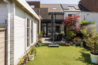 Deze ruime en instapklare woning is zeer centraal gelegen, vlakbij het station en het centrum van Lede. De woning werd volledig gerenoveerd en beschikt over een nieuwe aanbouw, een moderne keuken en een stijlvolle nieuwe badkamer.<br /><br />De gezellige en lichtrijke leefruimte biedt veel plaats voor het hele gezin. Aansluitend aan de keuken bevindt zich een grote wasplaats met extra berging. Verder is er een apart toilet beneden en een tweede toilet boven.<br /><br />Op het eerste verdiep bevinden zich twee ruime slaapkamers en een apart bureel, ideaal voor thuiswerk. Op het tweede verdiep is er nog een extra ruime slaapkamer en een aparte kamer die perfect dienst kan doen als opbergruimte of, mits het plaatsen van een Velux-raam, kan ingericht worden als vierde slaapkamer.<br /><br />Buiten geniet u van een gezellig terras met een onderhoudsvriendelijk tuintje en een praktische tuinberging. Bovendien beschikt de woning over een grote garage.<br /><br />Een ideale gezinswoning voor wie comfortabel wil wonen op een toplocatie, dichtbij alle voorzieningen en openbaar vervoer.