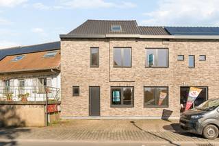 <p>In het rustige Spiere, op slechts 15 minuten van Moeskroen en Avelgem en op 20 minuten van Doornik en Kortrijk, bevindt zich deze verder af te werken woning met bijzonder veel potentieel.<br /><br />De woning werd reeds grondig structureel vernieuwd: een volledig nieuw dakgebinte met dakbedekking, een nieuw geïsoleerde gevel, nieuwe aluminium ramen, een nieuwe gasinstallatie en vloerverwarming op het gelijkvloers. Ook het plakwerk werd reeds uitgevoerd. De belangrijkste werken zijn dus achter de rug — u kan de verdere afwerking volledig naar eigen smaak invullen.<br /><br />Op het gelijkvloers vindt u een inkomhal, een apart toilet, een leefruimte met open keuken (leidingen voorzien, keuken nog te plaatsen) en een technische ruimte. Daarnaast is er een kleine kelder aanwezig.<br /><br />De eerste verdieping omvat een nachthal, een ruimte met voorzieningen voor een badkamer en twee slaapkamers. De zolderverdieping is bereikbaar via een vaste trap en biedt bijkomende mogelijkheden.<br /><br />Buiten beschikt de woning over een koer én een rustig gelegen tuin op ca. 30 meter van de leefruimte.<br /><br />Meer info of plan je bezoek: wim@immobeguin.be<br /><br />Te koop via Immo Beguin, uw vastgoedexpert sinds 2009, met kantoren in Ronse, Waregem, Kortrijk, Deinze, Doornik en Lessen.<br />Dit zoekertje omvat enkele AI-gegenereerde visualisaties.</p>