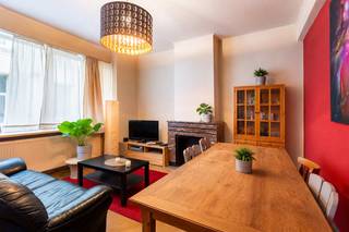 Ben je op zoek naar een tof appartement met potentieel, midden in het hart van Antwerpen? Dan is dit op te frissen appartement zeker het ontdekken waard. Je woont hier midden in de historische stadskern, met winkels, gezellige bars en restaurants letterlijk om de hoek. Ook de bekende winkelstraten en alles wat Antwerpen zo leuk maakt, bevinden zich op wandelafstand.<br /><br />Het appartement is gelegen op de eerste verdieping van een kleinschalig gebouw met slechts vier appartementen, wat zorgt voor lage maandelijkse lasten.<br /><br />Dit appartement biedt heel wat mogelijkheden om er helemaal je eigen plek van te maken. Authentieke elementen zoals de parketvloer en de schouw geven het appartement een charmant en karaktervol gevoel.<br /><br />De indeling is logisch opgebouwd met een gezellige leefruimte met aansluitend de keuken met toegang tot een terrasje. Voor wie het wenst, biedt het appartement bovendien ruimte om het leefgedeelte nog ruimer en opener te laten aanvoelen. Aan de achterzijde bevinden zich een ruime slaapkamer en de badkamer. <br /><br />Met wat liefde en een persoonlijke toets kan je hier echt een heel tof appartement van maken.<br /><br />Benieuwd naar wat hier mogelijk is? Neem gerust contact met ons op voor enkele inspiratiefoto’s.<br /><br />Epc label B, P-score: A, G-score: A, stedenbouwkundige gegevens in aanvraag