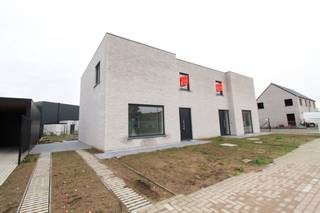 Op zoek naar een moderne, lichtrijke en energiezuinige woning?Deze nieuwbouwwoning, gelegen langs de Schaapbruggestraat in Roeselare, biedt alle...