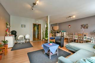 Aangenaam en lichtrijk 2-slaapkamerappartement van ca. 89 m², gelegen op de tweede verdieping in het centrum van Blankenberge. Dit verzorgd appartement in een karaktervol gebouw uit 1930 combineert een praktische indeling met modern comfort en een uitstekende ligging vlakbij winkels, openbaar vervoer en de zeedijk.<br /><br />Via de inkomhal komt u in de ruime leefruimte, afgewerkt met een laminaatvloer en voorzien van grote raampartijen die zorgen voor een mooie lichtinval. Aansluitend bevindt zich de functionele keuken, uitgerust met oven, elektrische kookplaat, dampkap en spoelbak.<br /><br />Het appartement telt twee volwaardige slaapkamers, beide voorzien van laminaatvloer en centrale verwarming op aardgas. De badkamer is praktisch ingericht met ligbad, lavabo en aansluiting voor een wasmachine. Verder is er een apart toilet en een handige berging met cv-ketel en zekeringskast.<br /><br />Met een EPC-label B (189 kWh/m² jaar) is er geen renovatieplicht, wat dit appartement extra interessant maakt voor zowel eigen bewoning als investering. Dankzij de dubbele beglazing in PVC en de centrale ligging vormt dit een uitstekende opportuniteit voor wie comfortabel wil wonen aan de kust. Momenteel is het appartement verhuurd.
