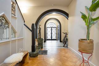<p><span>INDELING</span></p><p><span> </span></p><p><span>Dit mooie, karaktervol appartement met authentieke elementen is gelegen op de gelijkvloerse verdieping en omvat een living met open keuken, berging, badkamer met douche en 2 slaapkamers.</span></p><p><span>Bij dit appartement hoort ook een aparte garage en een kelderberging.</span></p><p><span>De mooie tuin is een extra troef bij dit appartement.</span></p><p><span> </span></p><p><span>PRAKTISCH</span></p><p><span> </span></p><p><span>Het appartement is momenteel verhuurd.</span></p><p><span> </span></p><p><span>Voor meer info en/of het maken van een afspraak bel Sven Jacques op het nr 0474 09 69 18.</span></p>