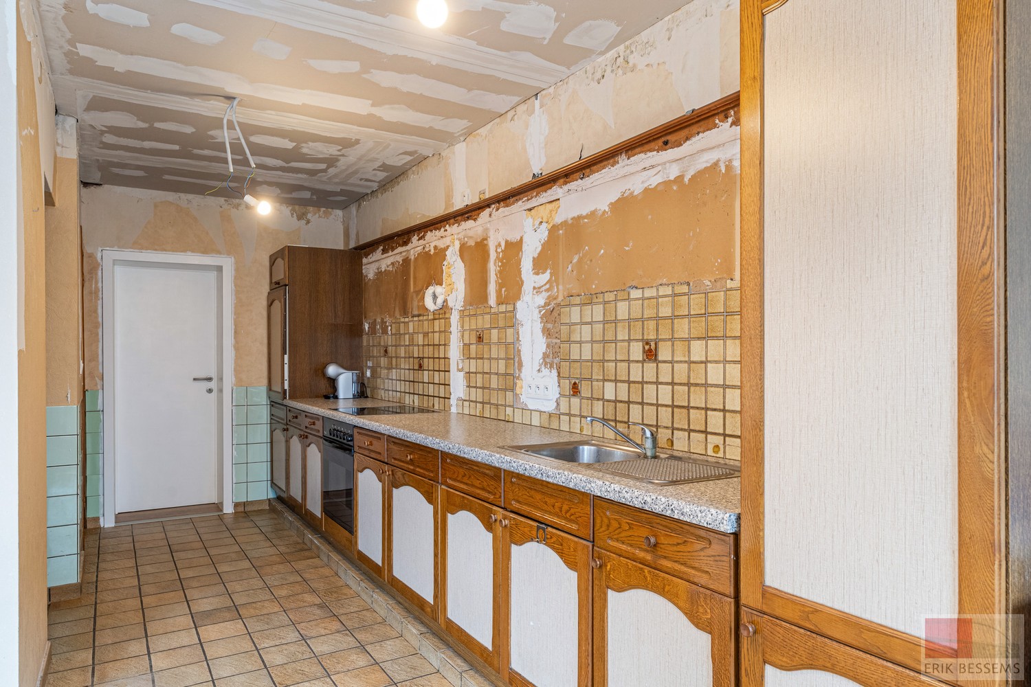Gedeeltelijk gerenoveerde (vierkants)hoeve, met een potentieel woonoppervlakte van 547m² gelegen op een perceel van 1366m². - photo 5