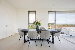 Dit appartement maakt deel uit van het nieuwbouwproject 'Residentie Vue' te Veurne.<br />Alle appartementen hebben een energiezuinig karakter met een E-peil van maximum 30. Ze beschikken onder andere over vloerverwarming, ventilatiesysteem D en worden verwarmd door middel van een geothermische warmtepomp. <br /><br />Het appartement bevindt zich op de derde verdieping en werd op plan ingedeeld als volgt:<br />Inkom, toilet, berging, lichtrijke leefruimte, zuid gericht terras met zicht op de gemeenschappelijke binnentuin, extensief groendak, open keuken, bergruimte, 2 slaapkamers en 1 badkamer. <br /><br />Mogelijkheid tot aankoop van autostaanplaats, afgesloten garage en/of kelderberging in het ondergronds complex. <br /><br />Appartement: 95,39 m²<br />Terras: 11,33 m²