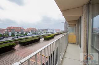 Gelegen in het hart van Nieuwpoort Bad, op wandelafstand van zee, winkels en restaurants, vindt u dit charmante en zuidgericht appartement op de eerste verdieping. Optioneel: mogelijkheid tot aankoop van een garage (niet inbegrepen in de prijs)