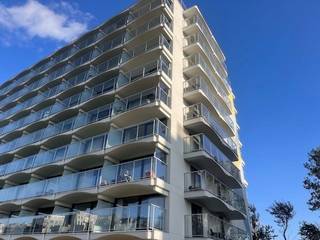 Prachtige moderne en instapklare flat met ruime living en terras met zicht op zee. Hier is het werkelijk heerlijk te verblijven en prachtig recent gerenoveerd. <br />Geen aparte slaapkamer, het is een studio.<br />Deze residentie is om fier op te zijn . Prachtig afgewerkt en zeer goed onderhouden en in uitstekende staat. Ruime gemene delen met alle voorzieningen. Fietslokaal, wasserette, fitnessruimte ... en direct overal dichtbij. Ideaal geschikt als tweede verblijf of als belegging om te verhuren. Inbegrepen in deze prijs een berging op de gelijkvloerse verdieping. Toegankelijk via nummer 12<br />Propere bdkamer. <br />Ruime woonkamer met afzonderlijke keuken.<br />Badkamer met lavabomeubel en douche <br /><br />EPC: 139 kwh/m2; zeer gunstig epc (139 kwh /m2). <br /><br /><br /><br /><br />I