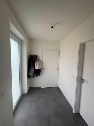 Met trots mag ik u deze recente nieuwbouw voorstellen, gelegen dichtbij: de A19, kleinhandel, school, openbaar vervoer, het Polygoon- en Zandvoordebos. Deze topper kent de volgende indeling: een ruime oprit, een inkomhal met gastentoilet, een lichtrijke woonkamer met groot schuifraam richting terras en tuin, een ingerichte keuken met kwalitatieve Smeg toestellen en een inpandige garage met wasplaats. Op het verdiep geeft de nachthal uit op 3 volwaardige slaapkamers en een ruime badkamer met dubbele lavabomeubel, ligbad, inloopdouche en een hangtoilet. Technische pluspunten: 3 zonnepanelen, CV op aardgas en regenwater (7500l). De bevloering is een combinatie van een onderhoudsvriendelijk keramische tegel- en laminaatvloer. Deze energiezuinige woning is op zoek naar huurders die van dit huis een warme thuis maken! Hebt u interesse, aarzel niet en plan uw afspraak.Vrij vanaf 01/09/2026.