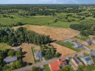Deze uniek gelegen bouwgrond is geschikt voor een open bebouwing en heeft een straatbreedte van maar liefst 30 meter. De rustige, landelijke ligging met een goede verbinding naar het centrum van Geel en omliggende gemeenten maken van deze bouwgrond de ideale plaats om uw thuis te bouwen.<br /><br />Kenmerken:<br />- Totale oppervlakte 1.515 m²<br />- Perceelbreedte: 30 m<br />- Perceeldiepte: 50 m<br />- Gevelbreedte: 18 m<br />- Bouwdiepte: 20 m<br />- Bestemming: woongebied met landelijk karakter<br /><br />Het perceel leent zich perfect voor het bouwen van een ruime villa.<br /><br />Voor meer informatie over de mogelijkheden bij dit perceel bent u altijd welkom op ons kantoor of kan u ons steeds bereiken via info@vastengoed.be of 014 72 73 74.<br /><br />Wenst u een gratis schatting van uw eigendom? Contacteer ons vrijblijvend voor een afspraak!