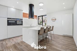 Nabij het centrum van Meulebeke bevindt zich deze instapklare woning met 3 slaapkamers. Verschillende winkels, horeca, scholen, sportgelegenheid ... bevinden zich op wandel- en fietsafstand. Dankzij de nabijheid van diverse invalswegen geniet u bovendien van een vlotte bereikbaarheid.<br /><br />De indeling van de woning is als volgt:<br />Op het gelijkvloers bevindt zich een inkomhal, een gezellige woon- en eetkamer, een prachtig geïnstalleerde keuken en een badkamer die voorzien is van toilet, douche en dubbele wastafel.<br /><br />Het eerste verdiep bestaat uit een nachthal, 3 ruime slaapkamers en een toegang tot de gerieflijke zolder.<br /><br />Verder is er nog een gezellig terras, tuin, ruime berging en tuinhuis aanwezig.<br /><br />Op heden is de woning verhuurd voor een prijs van €850 per maand, wat het ook een interessante investering maakt.<br /><br />Tot slot geven wij graag nog mee dat deze woning beschikt over hoogrendementsbeglazing, centrale verwarming op aardgas, een centrale ligging, conforme elektriciteit, EPC-label B ...<br /><br /><strong>Ook wild geworden van deze thuis?<br />Twijfel niet langer en leg vandaag nog uw bezoek vast!</strong>