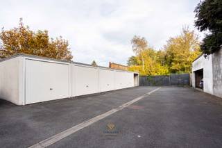 Ruime gesloten garage te huur in veilige residentie met afgesloten toegangspoort. Contacteer Fabienne voor meer info en bezoek0475/34.00.40...