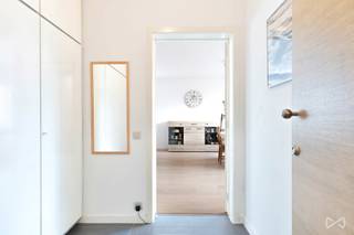 Découvrez cet appartement clé en main de trois chambres, situé au premier étage d’une petite copropriété soignée. Grâce à son implantation...