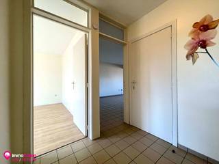 <div>
<article>
<div>
<div>
<div>
<div>
<div>
<div>
<p>Dit gezellige appartement in het centrum van Zolder biedt een ideale combinatie van comfort, ligging en praktische indeling. Met twee volwaardige slaapkamers is het perfect voor een koppel, of klein gezin. De slaapkamers zijn afgewerkt met een warme, houten vloer die zorgt voor een huiselijke sfeer, terwijl de leefruimtes voorzien zijn van onderhoudsvriendelijke tegels.</p>
<p>De lichtrijke leefruimte sluit mooi aan op de volledig geïnstalleerde keuken, waar je alle nodige toestellen vindt om vlot te koken en te genieten. Aan de voorkant van het appartement bevindt zich een balkon, ideaal om even buiten te zitten en de omgeving te beleven, terwijl je aan de achterkant kan ontspannen op het rustige terras.</p>
<p>De badkamer wordt binnenkort vernieuwd waarbij het bad plaatsmaakt voor een moderne douche, wat extra comfort en gebruiksgemak biedt. Daarnaast beschikt het appartement over een handige kelderberging, perfect voor extra opslagruimte.</p>
<p>De ligging is een absolute troef: je woont hier in een aangename en levendige buurt, op wandelafstand van scholen, sportcentra, horeca en openbaar vervoer. Bovendien is het appartement centraal gelegen tussen Zonhoven, Houthalen en Beringen, wat zorgt voor een vlotte bereikbaarheid. Aan de overkant van het gebouw bevindt zich een openbare parking, wat het parkeren bijzonder eenvoudig maakt.</p>
<p>Enkele belangrijke pluspunten op een rij:</p>
<ul>
<li>
<p>centrale ligging in Zolder met goede verbindingen</p>
</li>
<li>
<p>twee slaapkamers met warme houten vloer</p>
</li>
<li>
<p>terras aan de achterkant en balkon aan de voorkant</p>
</li>
<li>
<p>volledig uitgeruste keuken</p>
</li>
<li>
<p>vernieuwde badkamer met moderne douche</p>
</li>
<li>
<p>extra bergruimte dankzij kelder</p>
</li>
<li>
<p>nabij scholen, sportfaciliteiten, winkels en horeca</p>
</li>
<li>
<p>openbare parking vlak voor de deur</p>
</li>
</ul>
<p>Kortom, een instapklaar appartement met veel troeven, ideaal voor wie comfortabel en centraal wil wonen.</p>
</div>
</div>
</div>
</div>
<div></div>
</div>
</div>
</article>
</div>
<div></div>