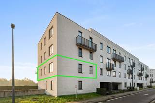 Dit instapklare appartement bevindt zich in het Sente Clarenhof in Gentbrugge, op een uitstekende locatie waar rust en bereikbaarheid samenkomen. Winkels, supermarkten, scholen en openbaar vervoer bevinden zich in de nabije omgeving. Ook het Adolf Papeleupark, de Gentbrugse Meersen en het centrum van Gent zijn vlot bereikbaar. Dankzij de nabijheid van de E17, E40 en R4 geniet u bovendien van een uitstekende verbinding met de omliggende steden. <br /><br />Het appartement, gebouwd in 2017, bevindt zich op de eerste verdieping. Via de inkomhal bereikt u de lichtrijke leefruimte met ingerichte keuken, voorzien van alle nodige toestellen. Verder beschikt het appartement over drie slaapkamers, waarvan er één dienst kan doen als bureau/dressing, een praktische berging en twee badkamers. Het ruime terras dat verbonden is aan de woonkamer van circa 17,5 m², inclusief buitenberging, vormt een extra troef. Dankzij de hoogwaardige afwerking, hoogrendementsbeglazing, conforme elektriciteit en het gunstige energielabel A geniet u hier van hedendaags wooncomfort.<br /><br />Dit appartement wordt aangeboden voor € 399.000, met een verplicht aan te kopen overdekte autostaanplaats op de kelderverdieping voor € 20.000. Wenst u deze topper zelf te ontdekken? Neem dan zeker contact op door een mailtje te sturen naar brent@immofrancois.be of te bellen naar 0475 42 24 12.<br /><br />