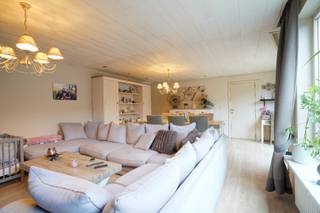 In de dorpskern van Aartrijke vinden we deze handelswoning (vroeger goed draaiende brasserie). De zaak kan eventueel opnieuw ingericht worden als grote woonkamer (40 m²) met aansluitend keukenruimte met berging/bijkeuken en wasplaats. Op het gelijkvloers vinden we tevens de lichtrijke woonkamer met pelletkachel, slaapkamer met dressing en gezellig binnenterras.<br />De verdieping omvat 2 slaapkamers en badkamer met ligbad, lavabo en toilet. <br />Door de centrale ligging geniet deze eigendom een uitstekende zichtbaarheid en kan hier makkelijk opnieuw een bloeiende zaak ondergebracht worden! EPC: energielabel C (Vg, Gmo, Wg, Gvkr, Gvv) Ref. OU28653<br /><br />Neem voorsprong met een vrijblijvende en gratis schatting van uw eigendom via:<br />www.residentievastgoed.be/gratisonlineschatten