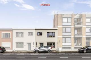 Graag stellen wij u deze instapklare woning voor in het gegeerde Heverlee. De woning is gelegen op wandelafstand van faciliteiten zoals een een spar, een delhaize, een bakker, de post, een middelbare school, geniet goede verbinding met de E40/ E314, de belangrijke verbindingswegen en is gelegen op een boogscheut van het centrum van Leuven. De woning is gelegen op de Naamsesteenweg doch geeft aan de achterkant uit op de groenstraat. Bovendien biedt de woning 2 inpandige garageboxen, met automatische sectionale poorten en is deze volledig onderkelderd! Het betreft een gesloten bebouwing dat in 2010 een volledige metamorfose onderging, daarenboven werden in 2023 de voor- en achtergevels voorzien van nieuwe isolatie en nieuw gevelpleisterwerk. Bij binnenkomst merk je de knusheid en gezelligheid, doch presenteert het huis zich zeer trendy. De woonvertrekken bestaan uit de volledig ingerichte leefkeuken met aansluitende eetplaats &amp; living. Van hieruit heeft u toegang tot het terras. De inkom op het gelijkvloers biedt plaats aan een vestiaire alsook directe toegang tot de inpandige garage/wasplaats/kelder. Op de eerste verdieping vindt u twee ruime slaapkamers, een bijkomende kinderkamer of home office en badkamer met douche, wc en wastafel. Bijkomend pluspunt is de enorme kelder dat zorgt voor extra opbergruimte of een polyvalente ruimte. Een ideale opportuniteit als starterswoonst, investering voor de studerende kinderen of co-housers! info@homies.be of 016/22.82.22.<br /> 