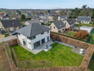 In een rustige en aangename woonomgeving bevindt zich deze stijlvolle, vrijstaande woning, gelegen aan de Renaat Woutershof 9 in Bekkevoort (volledig gerenoveerd 2023). Deze eigendom combineert ruimte, comfort en functionaliteit op een perceel van maar liefst 695 m², met een bewoonbare oppervlakte van 211 m² (volgens EPC-attest).<br /><br />Het gelijkvloers biedt een ruime hal met gastentoilet, een prachtige, lichtrijke open leefruimte waar zithoek en eetkamer naadloos in elkaar overvloeien en een volledig geïnstalleerde keuken, uitgerust met alle hedendaagse comfort. Aansluitend bevindt zich een praktische wasruimte. De vloer in deze woning bestaat uit hoogwaardige parket. Bovendien beschikt de woning over een inpandige garage en is ze volledig onderkelderd, wat tal van extra opberg- of hobbymogelijkheden biedt.<br />De kelder is volledig gevloerd en bekist.<br /><br />Op de eerste verdieping bevinden zich drie volwaardige slaapkamers, waarvan één met een stijlvolle dressing. De slaapkamers zijn voorzien van automatische rolluiken. De badkamer is uitgerust met een ligbad, douche en toilet.<br />Elke kamer is voorzien van airco's.<br /><br />Verder beschikt de woning over een zolderruimte die nog tal van mogelijkheden biedt. <br />Buiten geniet je van een verzorgde tuin met terras.<br /><br />Extra troef is de aanwezigheid van zonnepanelen, wat bijdraagt aan een lagere energiefactuur en een duurzame levensstijl. De vloerverwarming die gekoppeld is aan een warmtepomp en de nieuwe pur-isolatie helpen mee aan deze lage energiefactuur.<br />Ook het nieuwe alarmsysteem met meldkamer en de camera's rondom de woning zijn een grote troef.<br /><br />Deze woning is de perfecte combinatie van ruimte, luxe en praktische indeling, ideaal voor wie op zoek is naar een instapklare thuis in een groene en rustige omgeving.<br /><br />Wens je deze woning te bezoeken? moyra@immovadis.be 0469/195161