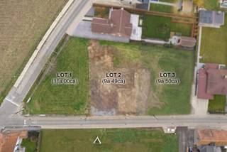 Bent u op zoek naar ruimte, privacy en de vrijheid om uw droomwoning te realiseren? Dit indrukwekkende hoekperceel van maar liefst 1.100 m² biedt u alle mogelijkheden voor een prestigieuze open bebouwing. Dankzij de gunstige ligging op de hoek van de Meulebeeksestraat en de Reperstraat geniet u van een vlotte bereikbaarheid en een open landelijk gevoel.<br /><br />Oppervlakte: 1.100 m²<br /><br />Oriëntatie: Perfecte zuid-oriëntatie voor maximale zoninval.<br /><br />Troef: Geen bouwverplichting – u bouwt wanneer en met wie u wilt.<br /><br />Info: De stedenbouwkundige voorschriften zijn ter inzage beschikbaar bij ons op kantoor.<br /><br />Deze AI-visualisaties zijn bedoeld als inspiratie. Er werd geen rekening gehouden met technische specificaties, stedenbouwkundige voorschriften of de concrete mogelijkheden tot realisatie.<br /><br />Interesse?<br />Neem contact op met onze dossierverantwoordelijke Bert Delhuvenne - +32 474 49 46 20 - bert.delhuvenne@dewaele.com