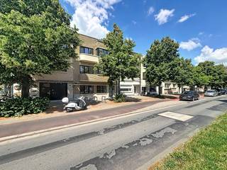 <strong>Gerenoveerd gelijkvloers </strong>appartement met <strong>ruim stadsterras </strong>(ca. 34m2) op gewilde locatie. <br />Het appartement is gelegen in een volledig gerenoveerd <strong>Art-déco gebouw</strong> nabij de verbindingswegen, winkels en het openbaar vervoer.<br />Ook verschillende sportclubs (HC Olympia, TC Brandt, zwembad Wezenberg...) liggen vlakbij, net als cultuurcentrum De Singel en enkele parken. <br /><br /><strong>Indeling:</strong> Inkomhal met aparte wc en ingebouwde kast; keuken met toegang tot de stadstuin welke deels is overdekt, woon- en eetkamer; badkamer en 2 slaapkamers met zicht op de tuin en beide voorzien van rolluiken. <br /><br /><strong>Bijzonderheden:</strong>
<ul>
<li>Onmiddellijk beschikbaar.</li>
<li>Ondergrondse kelder inclusief. </li>
<li>Geen extra maandelijkse kosten. Water, gas en elektriciteit zijn privé voor de huurder. </li>
</ul>