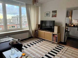 EXTRA BEZOEKDAG op 19 april tussen 12-16u.Gelegen op de 4de en bovenste verdieping van een klein, goed onderhouden appartementsgebouw, geniet dit...