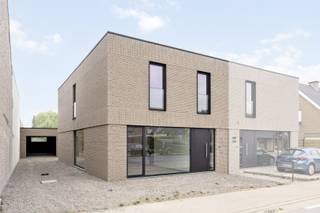 Deze ENERGIEZUINIGE en VERRASSEND RUIME WONING met GARAGE bevindt zich in het charmante Marialoop (Meulebeke/Tielt), meer bepaald op de Marialoopsteenweg 57. Gelegen op een perceel grond van 453 m² en met een bewoonbare oppervlakte van maar liefst 182 m², combineert deze woning hedendaags comfort met een doordachte indeling. <br /><br />De ligging is een absolute troef: vlak bij school, bakker, slager, winkels en openbaar vervoer – alles wat u nodig heeft binnen handbereik. De woning werd ontworpen door architect Steven De Jaeghere, die bekend staat om zijn moderne en functionele architectuur.<br /><br />PLUSPUNTEN:<br />* GUNSTIGE LIGGING <br />* HOOGWAARDIGE AFWERKING NAAR EIGEN SMAAK INCLUSIEF <br />* ENERGIEZUINIG | ZONNEPANELEN | BEN-WONING<br />* 4 SLPKS | TUIN | GARAGE<br />* 6 % BTW MOGELIJK <br />* CASCO AANKOOP OOK MOGELIJK<br /><br />INTERIEUR:<br />Bij het betreden van de woning komt u terecht in de inkomhal met een afzonderlijk gastentoilet. Aansluitend bereikt u de lichte en luchtige leefruimte met open keuken – samen goed voor 53 m² aan wooncomfort die volledig naar eigen smaak kan worden ingericht (inbegrepen in de prijs). Vanuit deze gezellige leefruimte geniet u van directe toegang tot de tuin. Daarnaast beschikt de woning over een praktische wasplaats (9,5 m²) en een aparte berging, ideaal voor extra opbergruimte. Het verdiep omvat maar liefst vier slaapkamers (15 m² | 13,5 m² | 10,5 m² | 10 m²), een apart toilet en een volledig te personaliseren badkamer met ruimte voor een dubbele lavabo met meubel, ligbad en douche – helemaal naar uw wensen in te richten.<br /><br />EXTERIEUR:<br />De woning beschikt over een tuin van 215 m² die nog volledig naar wens aangelegd kan worden. De ruime garage van 40 m² biedt niet alleen plaats voor uw wagen, maar ook voor extra opslag. Bovendien is er op het eigen perceel voldoende private parkeergelegenheid voorzien.