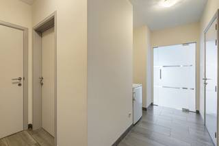 Dit appartement maakt deel uit van een kleinschalige residentie dewelke werd opgericht in 2004. Het appartement is lichtrijk, werd steeds bewoond en goed onderhouden door de verkopers en is onmiddellijk beschikbaar.<br /><br />Bestaande uit een inkomhal met een veiligheidsdeur en plaats voor vestiaire, een lichtrijke leefruimte met een glazen deur en toegang tot het terras, een open en volledig ingerichte keuken, een wasplaats, 2 ruime slaapkamers, een badkamer en een nachthal met een apart toilet. In de ondergrond beschikt het appartement over een private berging.<br /><br />Prima ligging in het centrum en nabij openbaar vervoer, winkels, sportfaciliteiten, eet- en drankgelegenheden,... alles op wandelafstand!<br /><br />EPC 142kWh(B-label)! Elektriciteit conform! <br /><br />Indien u dit appartement graag bezoekt dan kan u mij steeds bereiken via arnaut@immojanstas.be of op 0495/292080.<br /><br />Bijkomende info (EPC, bodemattest, elektriciteitsattest, enz...) kan U hier downloaden ↓