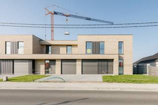 UNIEKE LANCERINGSKORTING T.W.V. €25.000 VOOR DE EERSTE 3 KOPERS!!!<br />Hof ter Vichten staat voor modern wonen in een leuke buurt en is de ideale uitvalsbasis in het centrum van Vichte, m.a.w. het heeft alles in huis voor iedereen die op zoek is naar een aangename plek om te wonen. <br /><br />Dit Eribo-project omvat 19 woningen met een halfopen of gesloten bebouwing, elk met 3 ruime slaapkamers. De tuinen zijn afgesloten met een tuinpoortje en zijn toegankelijk via een aparte toegangsweg. 11 woningen zijn voorzien van een inpandige garage. De overige woningen hebben een privatieve carport ter beschikking op het terrein met afsluitbare berging.<br /><br />Eribo staat garant voor duurzame kwaliteit. De woningen worden in detail afgewerkt met hoogwaardige materialen (incl. aluminium buitenschrijnwerk) en voldoen aan de hedendaagse comforteisen, met veel aandacht voor thermische en akoestische isolatie. Alle woningen zijn voorzien van zonnepanelen, warmtepomp en vloerverwarming.<br /><br />De verkoop van fase 1 is momenteel bezig. Deze bestaat uit 7 woningen gelegen aan de Waregemstraat. <br /><br />Meer info op https://www.eribo.be/te-koop/huizen-vichte-hof-ter-vichten of contacteer ons via ben@eribo.be of 0488/942.643.