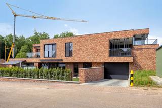 In het project Wings in Bevingen-Centrum bieden we overdekte autostaanplaatsen nummer 4 te koop aan. Deze is bereikbaar via een automatische sectionaalpoort en is gelegen in een droge, goed verluchte ruimte. Geschikt voor wie een vaste en beschutte parkeerplek zoekt.<br /><br />Te koop aan registratierecht!