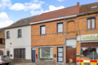 Deze goed onderhouden gesloten bebouwing is ideaal gelegen midden in het centrum en vormt een fantastische starterswoning voor wie comfortabel...