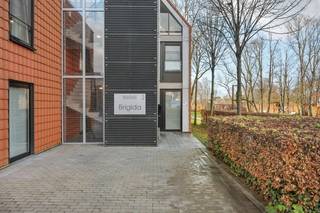 Bent u op zoek naar een recent, energiezuinig appartement met een centrale ligging en een rustige uitstraling?Dan is dit prachtig gelijkvloers...