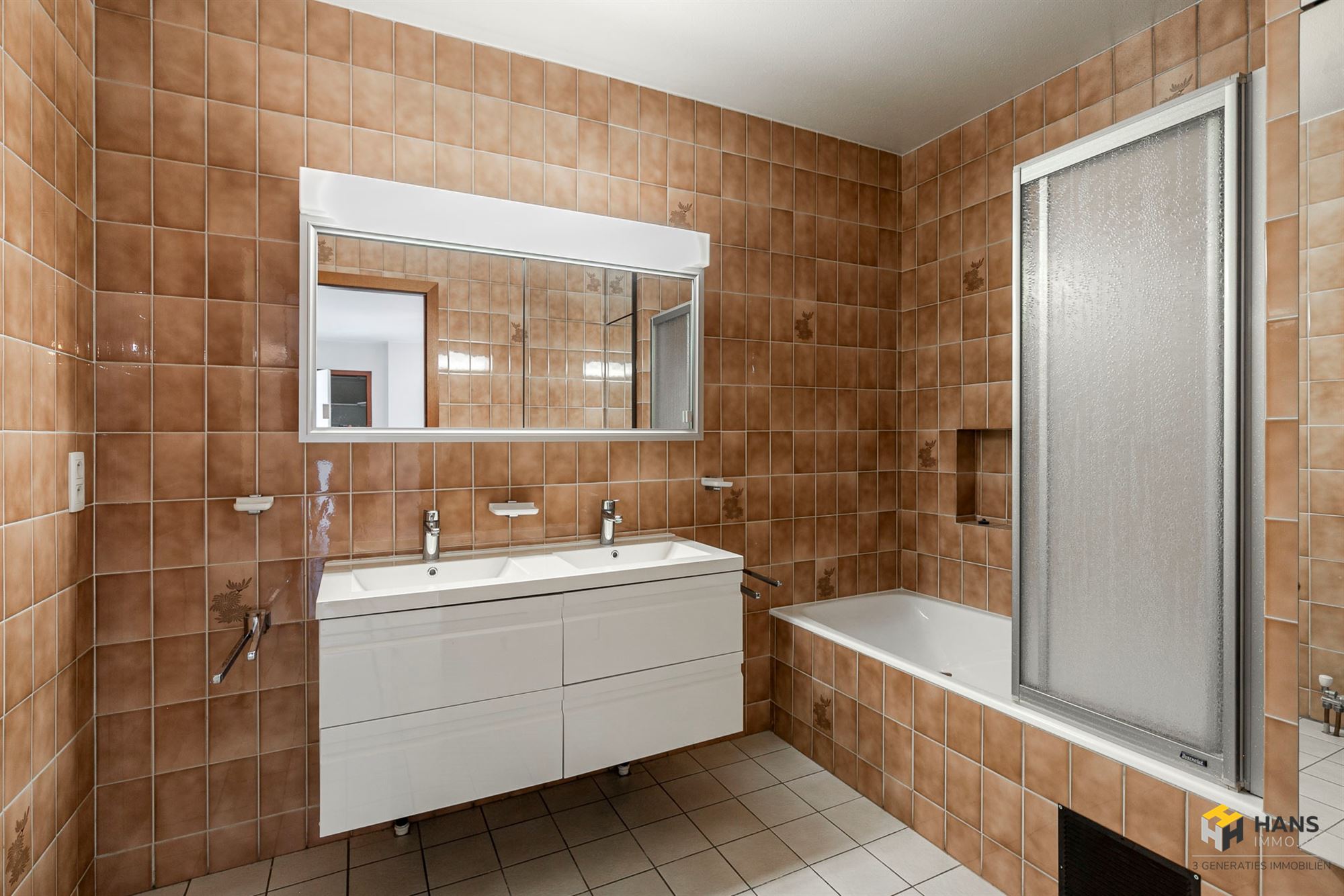 Instapklaar appartement (107m²) met 2 slaapkamers, 2 terrassen en autostaanplaats in Merksem. - foto 4