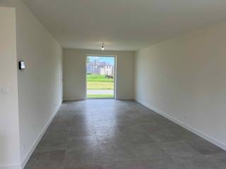 Nieuwbouwwoning (gesloten bebouwing) omvat inkomhal met gastentoilet, woonkamer met open ingerichte keuken, berging/wasplaats,...