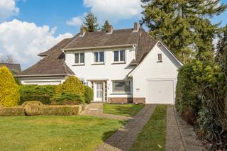 <strong>Karaktervolle woning op ruim perceel van 27 are te Oud-Turnhout</strong><br /><br />Deze charmante woning biedt de ideale combinatie van ruimte en comfort. Het huis is gelegen op een royaal perceel van maar liefst 27 are, perfect voor wie op zoek is naar een rustige, groene omgeving met veel mogelijkheden.<br /><br />Op de benedenverdieping betreed je de woning via de ruime inkomhal die toegang geeft tot de ruime leefruimte, die grenst aan een praktische keuken. Verder is er een ruime bureauruimte , ideaal voor thuiswerken of vrij beroep. De inpandige garage biedt voldoende ruimte voor je voertuigen of opslag.<br /><br />Op de eerste verdieping bevinden zich drie ruime slaapkamers, een badkamer, apart toilet en een zolderkamer die tal van mogelijkheden biedt, bijvoorbeeld als extra slaapkamer, hobbyruimte of kantoor.<br /><br />Ben je op zoek naar een woning met karakter en veel potentieel? Dan is deze woning zeker de moeite waard om te bezichtigen! Neem snel contact op voor meer informatie of een afspraak.<br /><br />Dit pand is onderworpen aan de renovatieverplichting van de Vlaamse overheid voor residentiële gebouwen (behoudens bij sloop binnen 5 jaar na de aankoop). Consulteer voor meer informatie de website van het Vlaams Energie- en Klimaatagentschap via https://www.vlaanderen.be/een-huis-of-appartement-kopen/renovatieverplichting-voor-residentiele-gebouwen