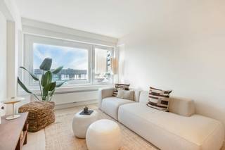 Op wandelafstand van het Heldenplein vinden we dit gerenoveerd appartement te koop. Het appartement beschikt over één ruime slaapkamer met een stijlvolle ensuite badkamer, afgewerkt met kwalitatieve en tijdloze materialen. De renovatie werd uitgevoerd met oog voor detail en comfort, waardoor het appartement instapklaar is en meteen een gevoel van luxe en rust uitstraalt.<br /><br /><br /><br />Naast het aangename wooncomfort biedt deze eigendom ook een interessante investeringsopportuniteit. De ligging en indeling maken het appartement uitermate geschikt voor vakantieverhuur, wat het zowel aantrekkelijk maakt voor eigen gebruik als voor wie op zoek is naar een rendabele tweede verblijfplaats aan zee. <br /><br />Tot slot is er nog een privatieve kelderberging aanwezig. <br /><br />Ben jij op zoek naar vastgoed in Knokke-Heist? <br /><br />Wens jij meer informatie of bezoek? Neem dan contact met de dossierverantwoordelijke Arne Vandierendonck via 0493 25 35 85 of arne.vandierendonck@dewaele.com<br /><br />Bestuursmaatregelen in het maatregelenregister: nee