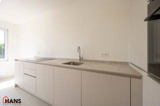 Dit lichtrijke appartement op de tweede verdieping geniet van een uitstekende ligging nabij alle voorzieningen. Het appartement werd recent gerenoveerd en beschikt over een inkomhal met vestiairekast, een apart toilet, een ingerichte badkamer, een gezellige leefruimte en een volledig geïnstalleerde keuken. Verder zijn er twee comfortabele slaapkamers, waarbij één slaapkamer toegang biedt tot het ruime terras over de volledige breedte van het appartement.<br /><br />Met zijn recente renovatie, gunstige EPC-score en praktische indeling vormt dit appartement een ideale investering of aangename woonst.<br /><br />Er bestaat bovendien de mogelijkheid om een garagebox aan te kopen aan € 25.000. De aankoop hiervan is volledig vrijblijvend en niet verplicht.<br /><br />De gemeenschappelijke kosten zijn momenteel nog niet definitief vastgelegd, maar zullen naar verwachting beperkt blijven tot enkel de kosten van de minuterie (verlichting gemeenschappelijke hal) en de blokpolis. Deze worden voorlopig geraamd op ongeveer € 20 per maand.<br /><br />Extra troeven:<br /><br />Recent gerenoveerd appartement;<br />Terras over de volledige breedte;<br />Mogelijkheid tot aankoop garagebox;<br />Lage vermoedelijke gemeenschappelijke kosten;<br />Individuele nutsvoorzieningen;<br />Gunstig EPC;<br />Uitstekende ligging.<br /><br />De beschikbare documenten kan u terugvinden via de downloads op onze website.<br />Voor meer informatie kan u terecht op www.hansvastgoed.com of contact opnemen via info@hansvastgoed.com of +32 3 366 05 30.