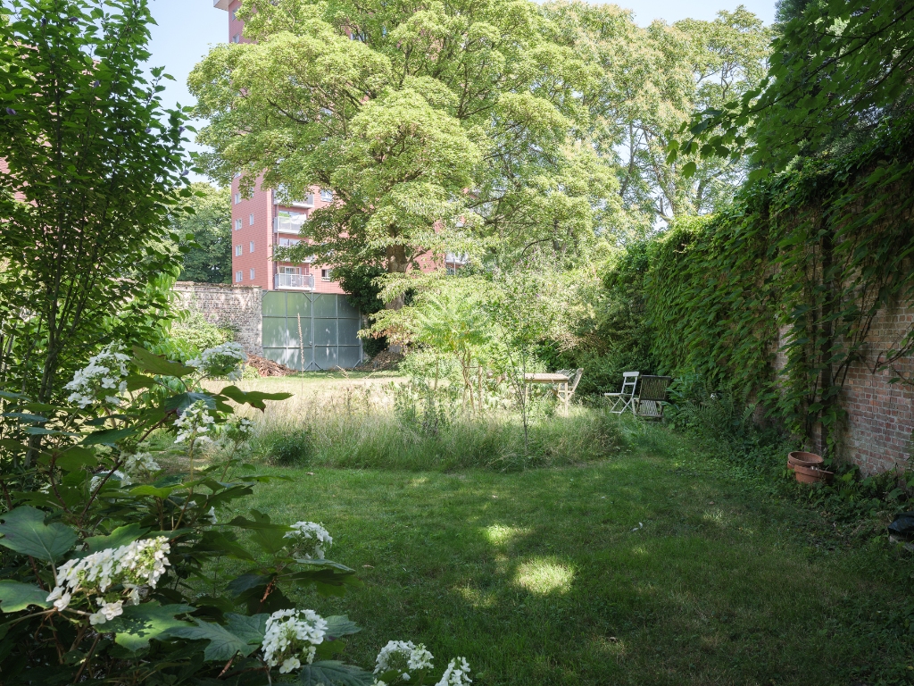 Ruim en lichtrijk 2-slaapkamerappartement met zonneterras in een groene en rustige omgeving vlakbij de Coupure. - foto 4