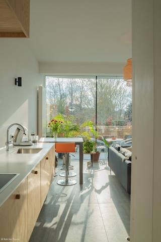 Dit appartement geniet van een uitstekende ligging op wandelafstand van de markt van Tielt, naast Delhaize. <br />Het pand is volledig instapklaar; geschilderd, armaturen,..... Alsook is het appartement uitgerust met een ondergrondse autostaanplaats en kelderberging. <br /><br />Het appartement omvat:<br />Inkomhal met inbouwkasten, leefruimte met open keuken, slaapkamer, badkamer, toilet, zuid-west gericht terras. <br />De ondergrondse berging en autostaanplaats zijn inbegrepen in de huurprijs.<br /><br />Beschikbaar vanaf 01/2/2025.<br />Provisie gemeenschappelijke kosten: €50/ maand.<br /><br />Enkele troeven: <br />- Instapklaar;<br />- Energiezuinig;<br />- Aangenaam terras;<br />- Grote ramen en hoge plafonds: zeer lichtrijk!<br /><br />Interesse in dit appartement? Contacteer ons voor uw bezoek.