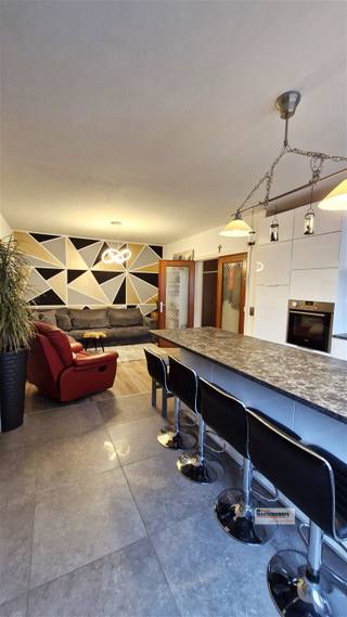 Centraal gelegen appartement met drie slaapkamers en terras. Dichtbij scholen, winkels en openbaar vervoer en vlotte bereikbaarheid naar...