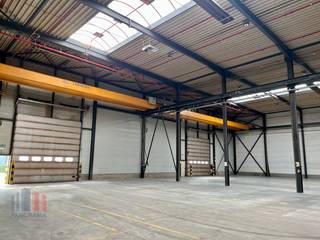 Recent gerenoveerde magazijn van 5.151 m² opslagruimte, aangevuld met 657 m² overdekte buitenruimte onder luifel te huur, fantastisch gelegen met...