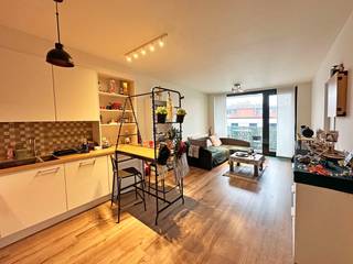 Dit stijlvolle 1-slaapkamerappartement is gelegen in de Bouwensstraat, op een toplocatie nabij winkels, scholen, openbaar vervoer en de autostrade. Het centraal station bevindt zich op slechts 12 minuten wandelafstand. Dit alles in een aangename, hippe buurt met een levendige uitstraling.<br /><br />U betreedt het appartement op de tweede verdieping via de open keuken met aansluitende leefruimte. De keuken is volledig uitgerust met een koelkast met vriesvak, inductiekookplaat, dampkap, dubbele spoelbak en vaatwasser. De leefruimte geeft uit op een gezellig terras met zicht op de gemeenschappelijke tuin.<br /><br />Aansluitend aan de keuken bevindt zich een praktische vestiaire, ideaal voor jassen en schoenen, evenals een technische berging met aansluiting voor wasmachine en droogkast.<br />Via de leefruimte bereikt u de ruime slaapkamer met aansluitende badkamer. De badkamer is ingericht met een lavabo in meubel, een moderne inloopdouche, een hangtoilet en een handdoekdroger.<br /><br />Tot slot beschikt het appartement over een private kelderberging en is er een gemeenschappelijke fietsenstalling aanwezig.<br /><br />Troeven:<br />+ Modern appartement<br />+ Gemeenschappelijke tuin en prive terras<br />+ kelderberging<br />+ Goede locatie<br />+ Gunstig EPC<br />+ Onmiddelijk beschikbaar<br /><br />Heeft u interesse in dit appartement? Stel u dan kandidaat via de groene knop op https://www.vbvastgoed.be/estate/modern-1-slaapkamer-appartement-antwerpen