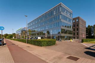 <p><strong><span>ALGEMEEN</span></strong></p>
<p><span>Hoogwaardige kantoorruimte van ca. 634 m² op de gelijkvloerse verdieping van The Ultimate, gelegen aan de Berchemstadionstraat 72 in Berchem. De kantoorruimte biedt een professionele en flexibele werkomgeving en is geschikt voor bedrijven die op zoek zijn naar een representatieve en goed bereikbare kantoorlocatie.</span></p>
<p><span>Dankzij de ligging op ca. 1,4 km van station Antwerpen-Berchem en de nabijheid van diverse bus- en tramverbindingen is de locatie vlot bereikbaar met zowel de wagen als het openbaar vervoer. Binnen het gebouw kunnen bovendien verschillende gemeenschappelijke vergaderruimtes worden gebruikt, met oppervlaktes van ca. 14 tot 425 m² en mogelijkheid tot catering.</span></p>
<p><strong><span>KENMERKEN</span></strong></p>
<ul>
<li><span>Kantoorruimte van ca. 634 m²</span></li>
<li><span>Gelijkvloerse verdieping</span></li>
<li><span>Flexibele en professionele werkomgeving</span></li>
<li><span>Gemeenschappelijke als privatieve vergaderruimtes</span></li>
<li><span>Vergaderruimtes van ca. 14 tot 425 m²</span></li>
<li><span>Goede bereikbaarheid met openbaar vervoer</span></li>
<li><span>Parkeermogelijkheden beschikbaar</span></li>
<li><span>Nabij diverse eet- en lunchmogelijkheden</span></li>
</ul>
<p><strong><span>FINANCIEEL</span></strong></p>
<p><span>Huurprijs kantoor: €150/m²/jaar </span><br /><span>Gemeenschappelijke kosten: +- €30/m²/jaar </span><br /><span>Onroerende voorheffing: +- €17,22/m²/jaar <br /></span><br /><span>Jaarlijkse huurprijs: €95.100/jaar </span><br /><span>Maandelijkse huurprijs: €7.925/maand </span></p>
<p><span>Parkeerplaatsen: €1.500/plaats/jaar excl. BTW</span></p>