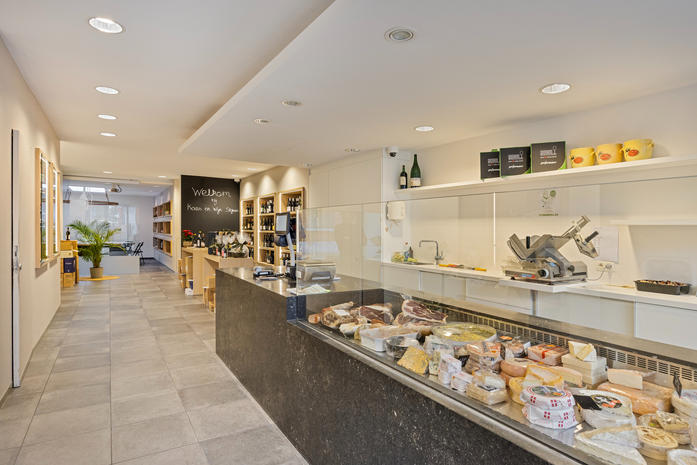 Veelzijdig opbrengstgebouw met handelspand, 3 appartementen, tuin en zwembad - photo 3