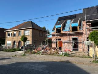 <p>Nieuwbouw met warmtepompen REEDS IN OPBOUW!</p>
<p>Deze woningen kunnen aangekocht worden aan 6% BTW als enige eigen woning of voor 15 jaar verhuur.</p>
<p>Binnenkort uw nieuwe energiezuinige thuis in een rustige straat in Maldegem maken? Mis deze kans niet! OPLEVERING EIND 2026!<br />Van deze 3 nieuwbouwwoningen wordt binnenkort gestart met de binnenafwerking. Hierbij kiest u volledig zelf nog de keuken, badkamer, vloeren, binnendeuren, …</p>
<p>De woningen zijn bijzonder degelik opgebouwd met betonnen tussenverdieping én 2 betonnen trappen. Ze scoren zeer goed qua energiezuinigheid dankzij de WARMTEPOMPEN met vloerverwarming, ZONNEPANELEN, superisolerende beglazing, vloer- muur- en dakisolatie, ventilatie type D,… Daarnaast zijn 2 regenwaterputten van elk 7500L voorzien.</p>
<p>De woningen zijn gelegen vlakbij centrum Maldegem. Daarnaast is er een vlotte verbinding met Antwerpen via de N49 en met het binnenland via de E40 te Aalter.</p>
<p>Contacteer Bonne Vastgoed 7 op 7 voor meer info via 0468/104040 of info@bonnevastgoed.be</p>