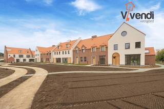 <p>Aan de rand van het centrum op een zeer unieke en rustige locatie onder de schaduw van de Sint-Michielskerk treft u dit stijlvolle en authentieke nieuwbouwproject bestaande uit verschillende energiezuinige woningen. <br />Alle woningen voldoen aan de hedendaagse normatieven en bestaat op de gelijkvloers uit een inkomhal met apart toilet met aansluitend een ruime leefruimte die uitzicht en toegang geeft naar de tuin. Deze is voorzien van een tuinberging die bereikbaar via een achterliggende servitude. Verder treft u een volledig geïnstalleerde eetkeuken met aangrenzende wasplaats met toegang naar de ondergrondse parkeerplaats en berging. <br />Op de 1ste verdieping treft u 3 ruime slaapkamer en een volledig geïnstalleerde badkamer met toilet. Op de 2de verdieping treft u een zeer ruime zolder die mits een meerprijs verder af te werken is.<br />Vlotte bereikbaarheid per fiets, openbaar vervoer en auto richtng B-Turnhout en NL-Tilburg.<br />Stijlvol woonproject op een historische en rustige locatie, energiezuinig(A-label), inclusief parking, oplevering einde 2025.<br />Interesse? Wees er snel bij, laatste 8 units beschikbaar.</p>