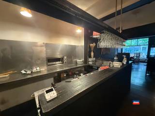 <p><span>HZ165 CAFÉ BIEN TENU DANS LE CENTRE HISTORIQUE D'ANVERS</span></p><p><span> </span></p><p><span>32 places assises à l'intérieur et 28 sur la terrasse .</span></p><p><span> </span></p><p><span>Exploité depuis 11 ans par les mêmes propriétaires.</span></p><p><span> </span></p><p><span>Ouvert le jeudi, le vendredi, le samedi et le dimanche après-midi.</span></p><p><span>Vendredi et samedi également 'soir.</span></p><p><span>Fermé le lundi, le mardi et le mercredi.</span></p><p><span> </span></p><p><span>Bons chiffres avec seulement 6 équipes : un chiffre d'affaires plus élevé est facilement réalisable !</span></p><p><span> </span></p><p><span>Personnel : 2 gestionnaires de cas et 3's flexi + un étudiant supplémentaire le week-end.</span></p><p><span> </span></p><p><span>Installations : cuisine entièrement équipée, plusieurs réfrigérateurs et machine à café.</span></p><p><span> </span></p><p><span>Klandiezie permanent.</span></p><p><span> </span></p><p><span>Bon score sur Google, TripAdvisor ainsi que dans le guide vert français Michelin et fooding</span></p><p><span> </span></p><p><span>Garage et espace de stockage par une entrée séparée.</span></p><p><span> </span></p><p><span>Raison de la vente : retraite</span></p><p><span> </span></p><p><span>PRIX DEMANDÉ : 130 000€</span></p><p><span>Loyer mensuel : 3,530€/mois</span></p><p><span> </span></p><p><span> </span></p>