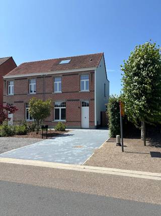 Welkom bij deze prachtige en ruime gezinswoning aan de Minderhoutsestraat 51 in Hoogstraten. Deze woning is perfect voor wie op zoek is naar...